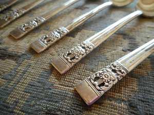 Elegante juego de cucharas de Metal con mango en relieve, cubiertos, utensilios de cocina, utensilios de boda para comedor con estilo, calidad Premium - Product Image 4