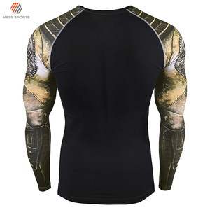 Chemise de compression à manches longues pour homme, noire avec imprimé armure, séchage rapide, en polyester - Product Image 2