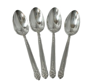 Juego de cubiertos con diseño floral y acabado plateado para comidas familiares, eventos especiales, entretenimiento y recepción de invitados, procedente de la India. - Product Image 1