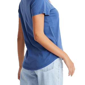 Camisetas deportivas OEM de corte relajado para mujer, cómodas y suaves, con cuello en V, para entrenamiento, correr, color azul liso. - Product Image 6