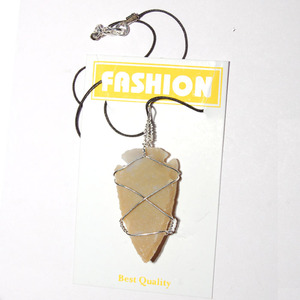Collier fantaisie en fil de jaspe avec pointes de flèche : Collier fantaisie en fil de jaspe avec pointes de flèche à vendre - Product Image 1