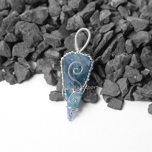 Colgantes curativos de urdimbre de alambre de seis facetas de multifluorita Feng Shui y estilo de amor, técnica grabada de piedras preciosas de ágata tallada - Product Image 1