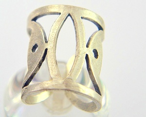 แหวนโมเดิร์นร่วมสมัย ลายปลาคู่ ขอบลายฉลุกว้าง ทำจากทองเหลืองผสมสังกะสี ชุบเงินโบราณ สำหรับผู้หญิง ผู้ชาย และทุกเพศ เหมาะสำหรับเป็นของขวัญ - Product Image 2