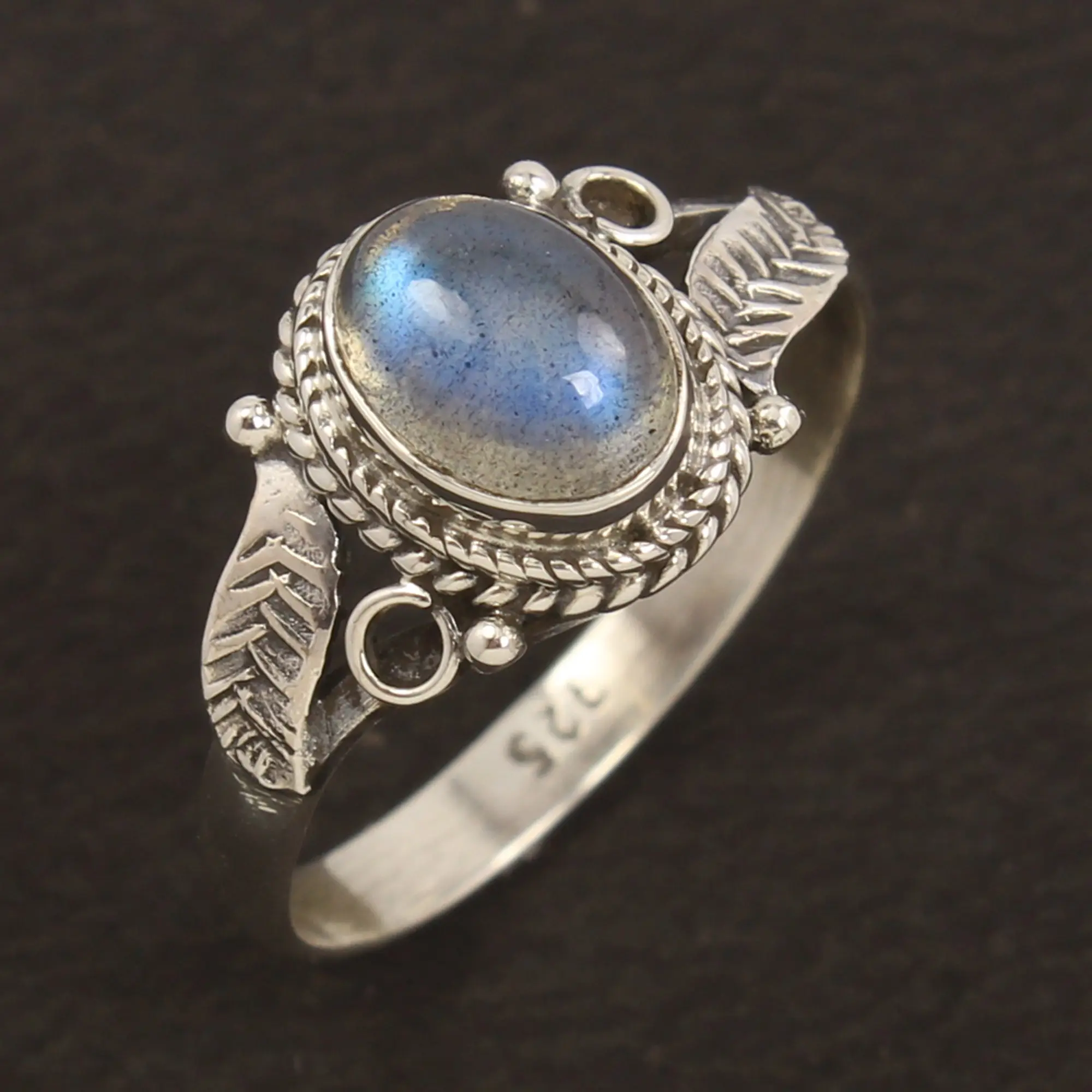 รูปไข่หายากสีฟ้าไฟ LABRADORITE แหวนสไตล์โบโฮ 925 แหวนเงินแท้ทุกขนาดแหวนออกแบบใหม่