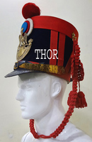 Casque d'armure médiévale en cuir classique de couleur noire et rouge incroyable casque d'officier de bonne chance
