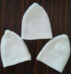 Uso diario, artículo de punto blanco para rezar - Product Image 1