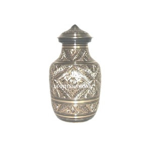 Urne funéraire miniature en laiton noir gravée à la main, style du milieu du siècle, pour cendres humaines - Product Image 1