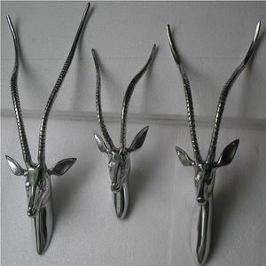 Colección de Esculturas de Aluminio Plateado Ecológicas, Juego de Tres Cabezas de Gázele Modernas para Decoración de Pared - Product Image 1