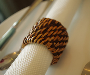 Juego de servilleteros de ratán de lujo para bodas y fiestas, accesorios de mesa contemporáneos hechos a mano ecológicos - Product Image 4