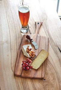 Grande planche rectangulaire en bois d'acacia de 1,5 cm d'épaisseur, durable, utilisable comme planche à découper et élégante assiette de service, compatible lave-vaisselle - Product Image 4