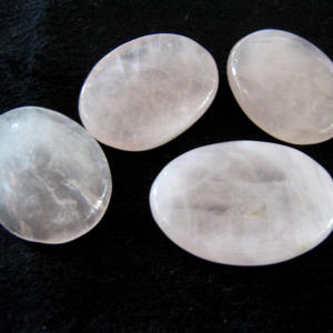 Vente en gros pierre d'inquiétude en quartz rose pierre semi-précieuse artisanale pour le soulagement du stress - Product Image 1