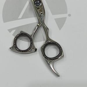 Ciseaux de coiffure en acier inoxydable, lame tranchante avec vis réglable et repose-doigts fixe pour usage en salon - Product Image 4