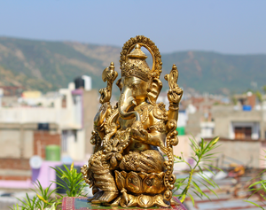 Estatua de Ganesha Sentado Hecha a Mano con Acabado en Latón de Nirmala Handicrafts, Decoración para el Hogar o Templo, Bendición Dorada, Vinayaka, Dios Hindú Ganesha - Product Image 3