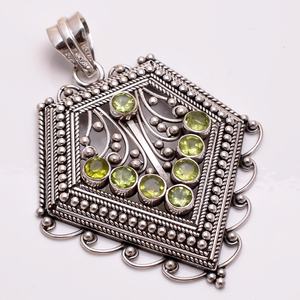 925เครื่องประดับทำมือสไตล์ศาสนาทำด้วยมือเงินแท้จี้อัญมณีธรรมชาติ Peridot การตั้งค่าฝาของผู้ผลิต - Product Image 1
