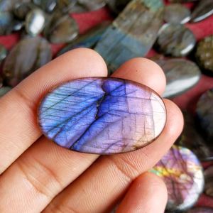Pendentif en labradorite violette naturelle Dhorgems, cabochon, effet de changement de couleur, évalué par un tiers pour la fabrication de bijoux, 8 mm - Product Image 1