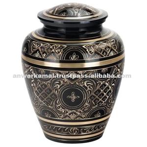 Urnas de cremación de latón dorado y negro, grabado por A.K, India - Product Image 3