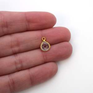 Joyería fina hecha a mano-Colgante de lágrima de cristal con conectores de bisel chapados en oro Colgantes y dijes de cristal blanco de tamaño pequeño - Product Image 2