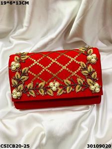Pochette élégante rose perlée avec broderie de perles et bandoulière chaîne pour soirée, ornée de pierres, style designer, travail zari, à porter en bandoulière - Product Image 4