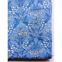 Tissu en coton imprimé à la main par des artisans indiens, fabriqué à partir de blocs de bois, pour la confection de vêtements et d'accessoires d'ameublement.