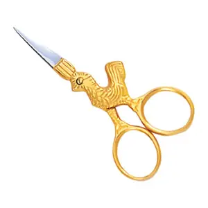最新设计的锋利边缘指甲剪刀高级修脚切割指甲角质层剪刀修指甲剪刀，带花哨的手柄。
