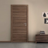 Portes d'entrée intérieures traditionnelles à ouverture latérale en MDF et bois massif fini ALDERA 1 avec garantie à vie TR