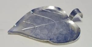 Plateau de service en métal fait main en argent avec motif feuille, parfait pour les ustensiles de cuisine et le stockage des aliments de table dans les hôtels - Product Image 3