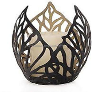 Bougeoir en fer au design unique de feuille fait à la main de couleur noire pour la décoration de la maison ou les occasions de Pâques - Product Image 1
