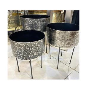 Pot de fleurs en métal martelé avec pieds en laiton, lot de 2, forme ronde, pour la décoration de la maison - Product Image 5