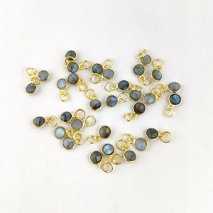 Colgante de juego de bisel vermeil dorado redondo de 6mm de labradorita con dijes pequeños para ocasiones de regalo - Product Image 2