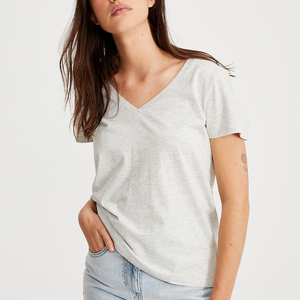 Camiseta de algodón 100% con cuello en V, estilo moderno y elegante para mujer - Product Image 2