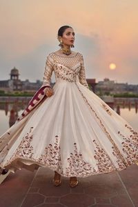 Elegante nupcial Anarkali Lehenga Choli 2021 adornado con cuentas de cristal y trabajo de piedra hecho de seda - Product Image 2