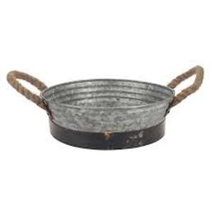 Plateau de service rond en métal galvanisé rustique à deux niveaux avec installation à crochet pour le service des aliments avec poignées - Product Image 1