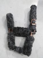 Licol de cheval fantaisie avec rembourrage en fourrure douce et épaisse, ferrures or rose, disponible dans toutes les tailles et de nombreuses couleurs