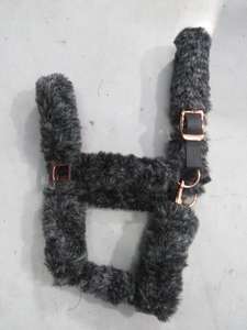 Licol de cheval fantaisie avec rembourrage en fourrure douce et épaisse, ferrures or rose, disponible dans toutes les tailles et de nombreuses couleurs - Product Image 4