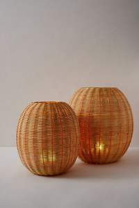 Ensemble de 2 lanternes à bougies en rotin faites à la main, écologiques, jaune clair, élégantes, décoratives avec supports - Product Image 4