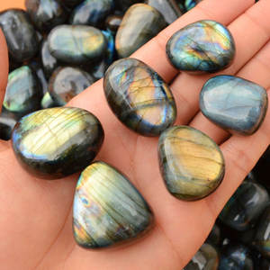 เครื่องสร้างผลึกลาบราดอไรต์สีม่วงขวดน้ำคริสตัลสีฟ้าตามธรรมชาติสร้อยคออัญมณีที่มีลักษณะเป็นก้อนสำหรับผู้ซื้ออัญมณี - Product Image 1