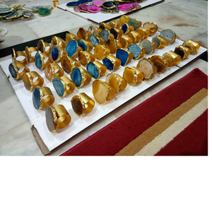 Decoración de mesa con piedras preciosas hechas de ágata en varios colores con bordes dorados, ideal para reventa por tiendas en el hogar - Product Image 1