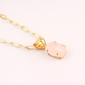 Collier pendentif en quartz rose brut non taillé de forme fantaisie plaqué or 18 carats, bijou pierre de naissance de janvier, chaîne trombone - Product Image 4