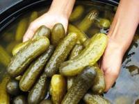 Pepinos fermentados en salmuera, verduras conservadas para un sabor gourmet
