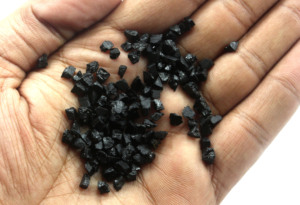 หินทัวร์มาลีนสีดำธรรมชาติขนาดเล็กแบบไม่ผ่านการบำบัด,ชุดอัญมณีทำจากหินอัญมณีจำนวน50ชิ้น - Product Image 5