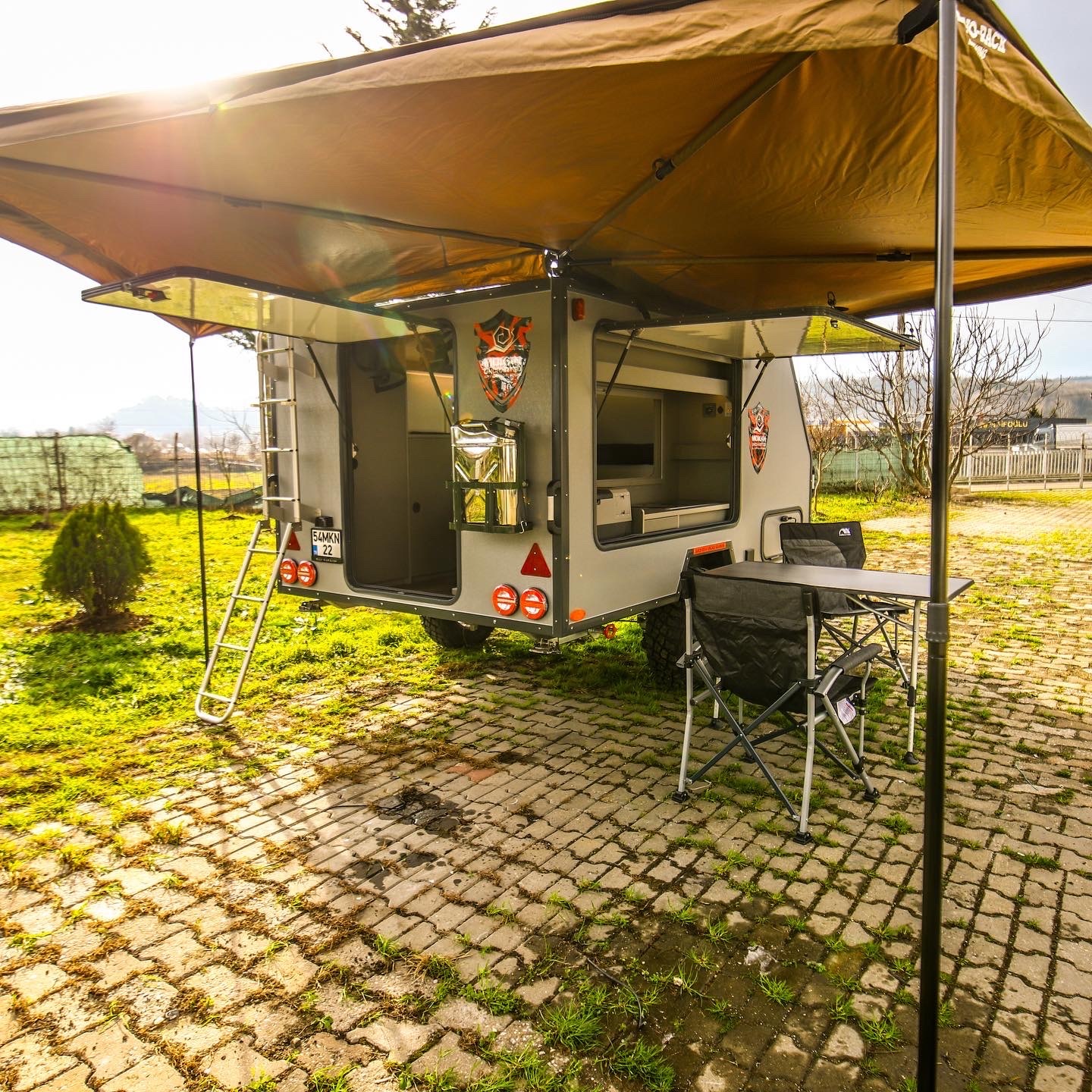 Il camper con un rimorchio garage è un camion Freightliner