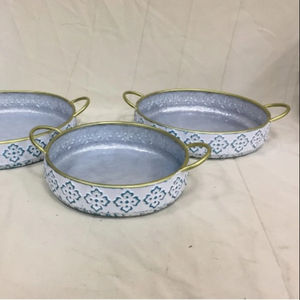 Bandeja de servicio rústica redonda de Metal galvanizado, con asas de madera - Product Image 1