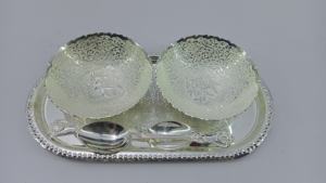 El último juego de dos cuencos para servir chapados en plata con 2 cucharas y bandejas chapadas en plata: un artículo de regalo perfecto para una cena elegante. - Product Image 6