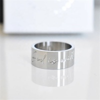 Bague large chic gravée « Dieu est avec vous », en acier inoxydable poli, personnalisable, pour femme et homme, couleur argent