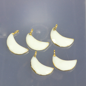 Conector de una sola pieza con forma de luna creciente de ágata blanca de 20 x 8 mm, chapado en oro de 14K, colgantes y dijes de moda étnicos unisex - Product Image 3