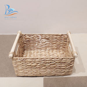 Cestas de almacenamiento rectangulares de jacinto de agua tejidas de fábrica con asas de madera para el hogar - Product Image 3