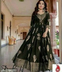 Traje Anarkali de malla bordada rosa - Product Image 2