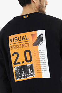 Sweat-shirt ras-du-cou noir à col roulé, sweat-shirt noir avec impression et poche de poitrine fait 100% POLYESTER - Product Image 2