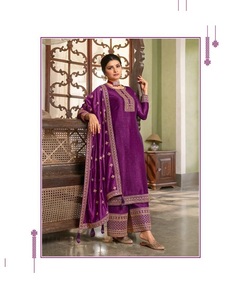 สวมชุดที่น่าหลงใหลด้วยสีสันสวยงามสะดุดตา ทำจากผ้าไหมจอร์เจตต์ พร้อมงานปักลายแบบโค้ด - Product Image 1