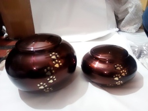 Brassworld India's RED PET ODYSSEY PAW CREMATION URN Suministros funerarios de latón hechos a mano para tu amigo peludo - Product Image 3